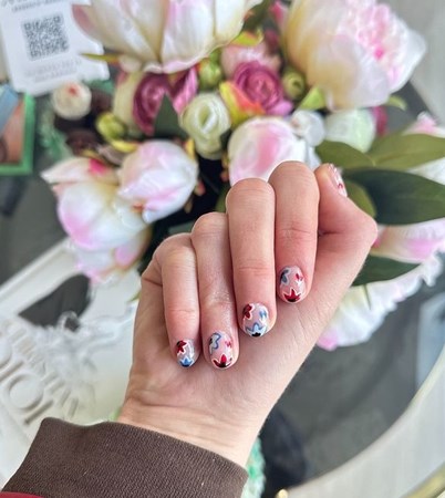 Almas Beauty - Århus: Kreativ manicure med farverige blomstermotiver